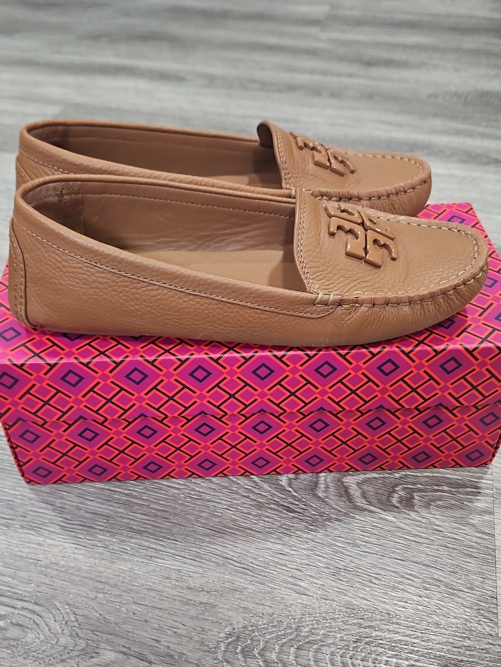 Tory Burch Lowell 2 Driver Tumbled Leather Size 7 Royal Tan - Picture 5 of 11